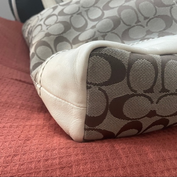 Coach GiGi Tote-Signature fabric, Ivory Leather - Picture 14 of 16